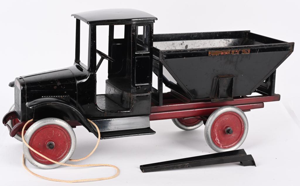 BUDDY L PRESSED STEEL COAL TRUCK: Buddy L pressed steel Coal Truck. Very nice clean original truck. Truck has nice paint and decent original decals. Comes with Coal Chute. Has some minor touchups. Displays very well. 25" Excellent