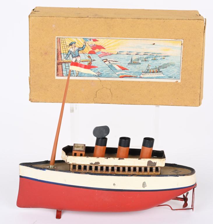 BING CLCOKWORK OCEAN LINER w/ BOX: German clockwork Ocean Liner. All original with nice paint. Still has mast. Windup works. Comes with scarce Box. 9" Excellent
