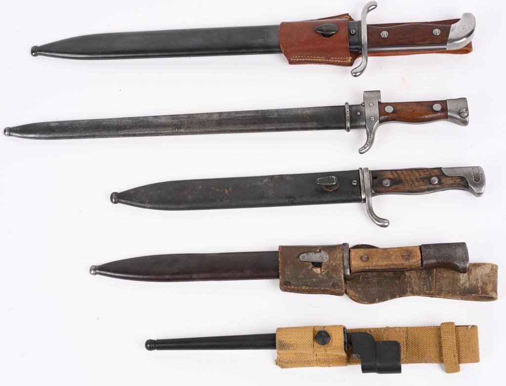 WW1 & WWII EDGED WEAPONS LOT BAYONETS SIDEARM WW2: Edged Weapon lot to include 1) French WW1 M1892/15 Mannlicher-Berthier Bayonet with scabbard. A nice French WW1 M1892/15 Mannlicher-Berthier Artillery bayonet, the excellent blade is 400mm (15 3/4"), 