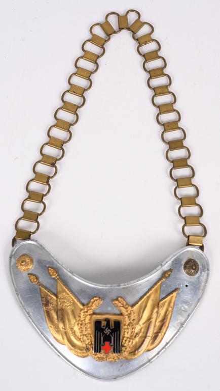 WWII NAZI GERMAN RED CROSS OFFICERS GORGET WW2: Red Cross Gorget complete with swastika and Iron Cross gold metal chain. Green felt to reverse. Nice condition but missing one of the flag tops.