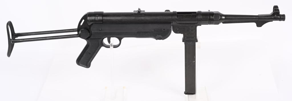 WWII NAZI GERMAN CAP FIRING MP-40 MACHINEGUN REPRO: German WWII Maschinenpistole 40 / MP 40 "Plug Fire" replica gun, made by the well-known Model Gun Corporation of Japan. The MP 40 (Maschinenpistole 40) is a submachine gun chambered for the 9×19m