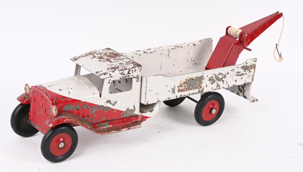 BUDDY L TOW TRUCK: Early truck that is all original. Paint is flaking. Nice for display or restoration. 24" Very Good