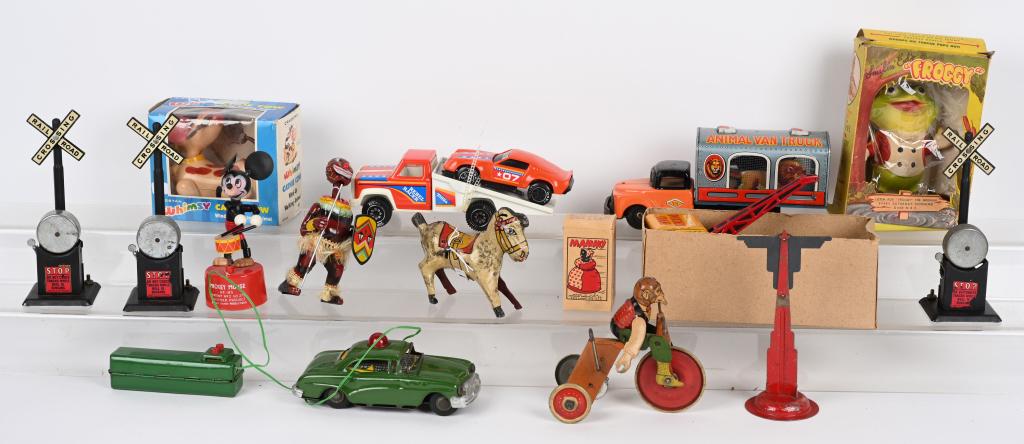 LOT OF VINTAGE TOYS (1 of 4)