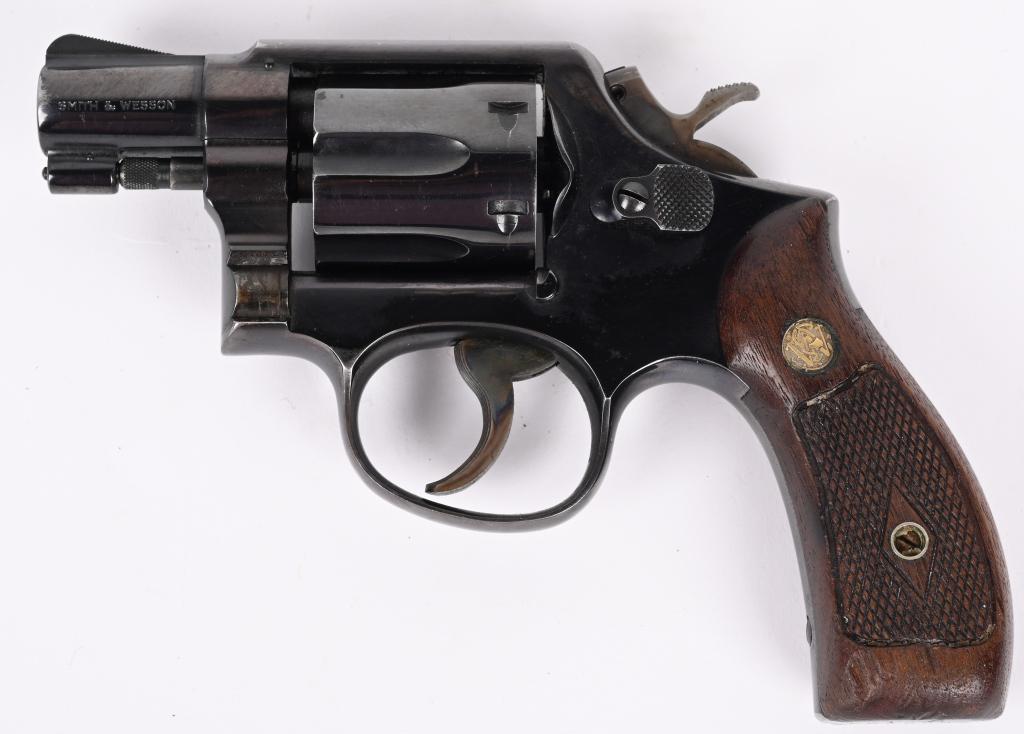 SMITH & WESSON MODEL 10-5 2" REVOLVER: SERIAL C656607. BARREL 2". CALIBER .38. MADE 1963-65. Built on round butt K-frame, 3-screw, pinned barrel, blue finish, case color hammer & trigger with diamond checkered walnut grips. Condition. 80%