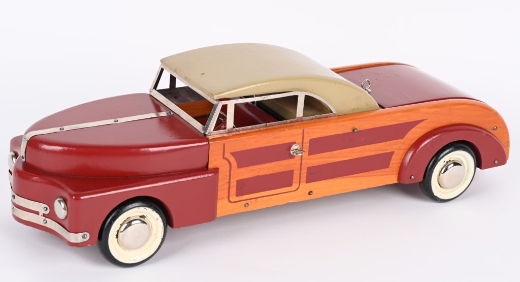 BUDDY L TOWN & COUNTRY CAR: Nice looking wooden Buddy L. All original and complete. 18" Excellent