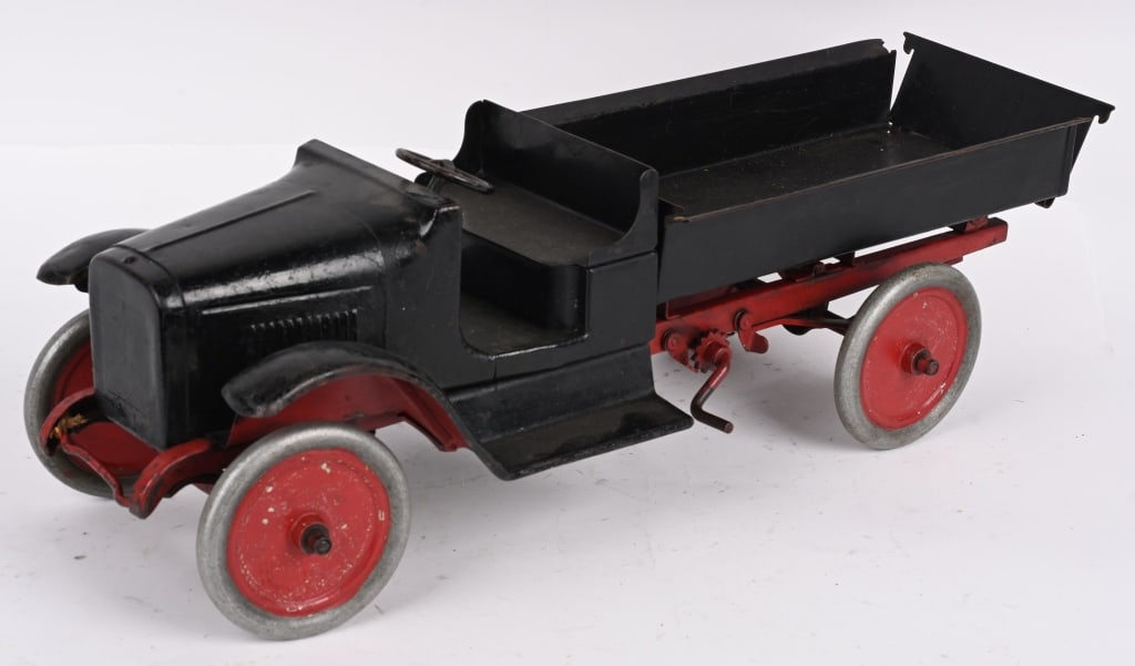 BUDDY L PRESSED STEEL CHAIN DUMP TRUCK (1 of 3)