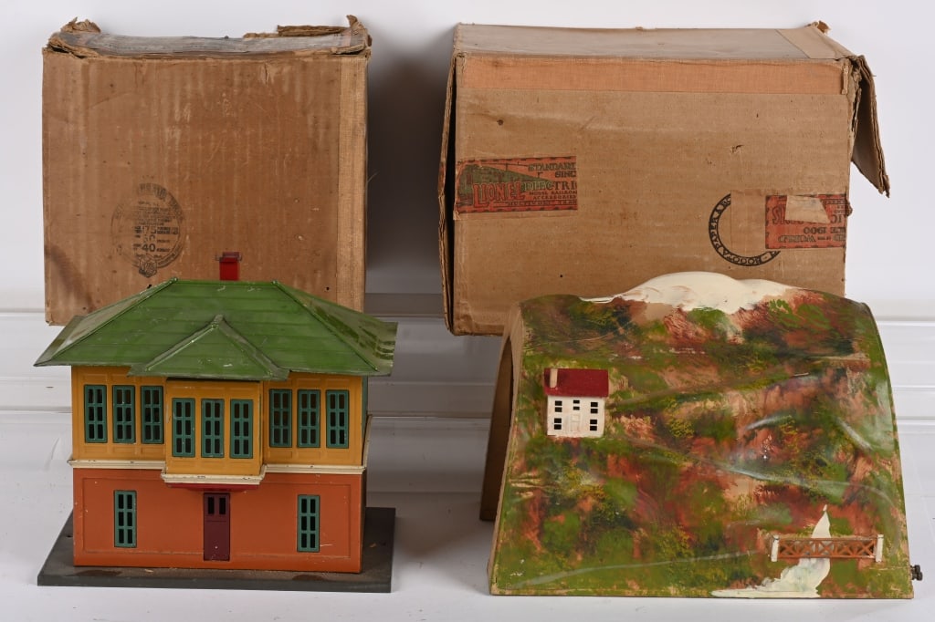 LIONEL #437 SWITCH SIGNAL TOWER & TUNNEL w/ BOXES: Includes #437 Switch Signal Tower and #119-L Tunnel. Both all original condition. Boxed Very Good-Excellent