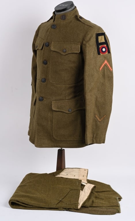 WWI US 1ST ARMY AIR SERVICE UNIFORM 497TH AERO SQ.: Beautiful WWI US Air Service Uniform with US & Signal Corps Collar Disks. The wearer's left sleeve is adorned with a beautiful 1st Army Aero Service shoulder Patch with Aerial Cockade, Red Discharge S