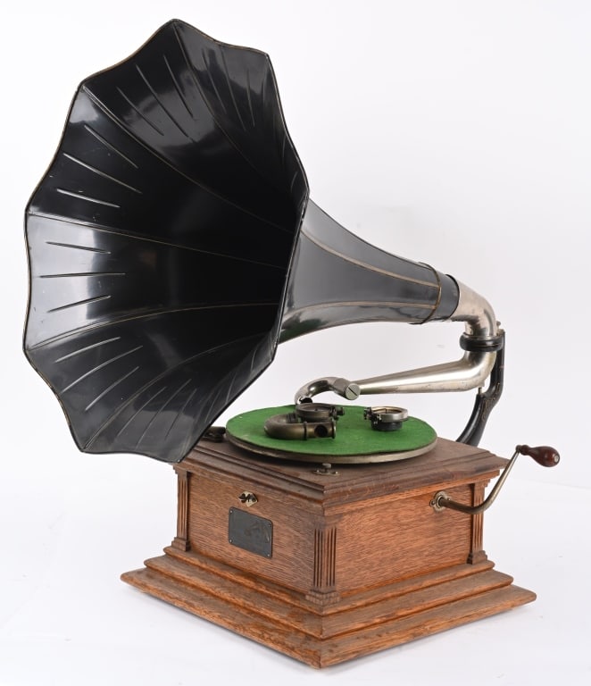 VICTOR III RECORD PLAYER w/ RCA HORN: Beautiful Victor III Record Player "Talking Machine" with RCA Horn. All original and beautiful condition. Work great. Player measure 14"x9" and Horn 26" Excellent