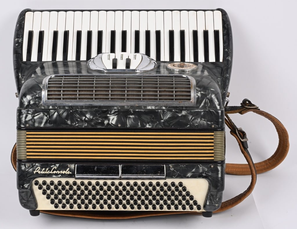 LO DUCA PETITE CONSOLE ACCORDION (1 of 5)