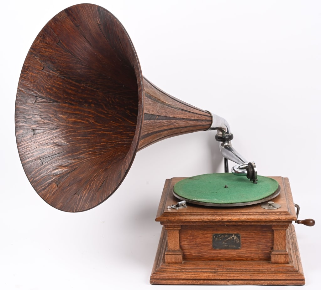 VICTOR V RECORD PLAYER (1 of 4)