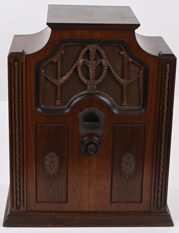 BRUNSWICK #11-12 TUBE STYLE RADIO (1 of 4)