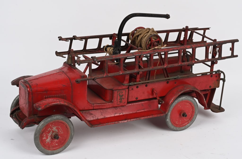 BUDDY L PRESSED STEEL HOOK & LADDER TUCK: Original Buddy L Hook and Ladder Fire Truck. Has original ladders and accessories. Has decent paint and decals. Missing recovery hooks. Nice looking truck. 26" Very Good