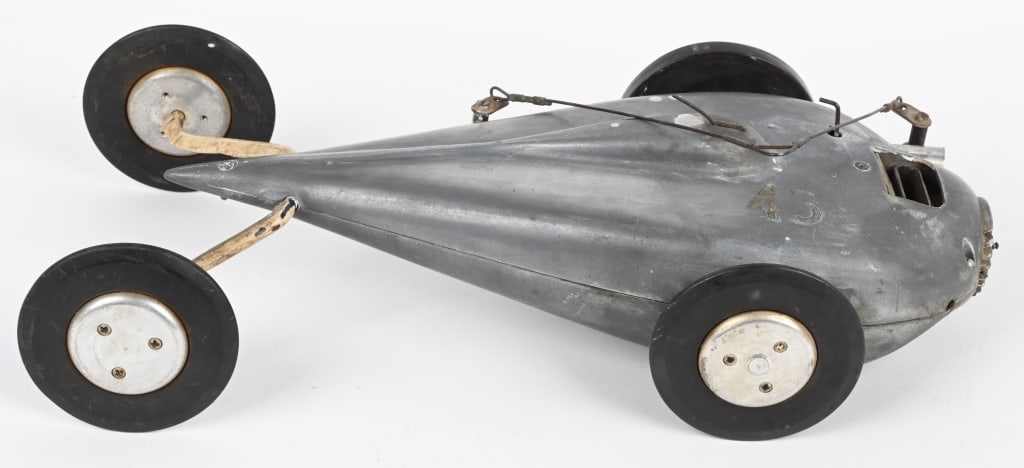 MATTHEWS STREAMLINER TETHER GAS POWERED RACER (1 of 5)