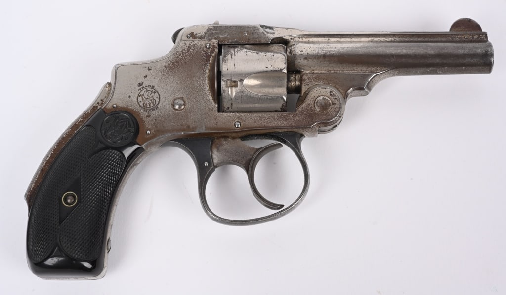 SMITH & WESSON SAFETY HAMMERLESS REVOLVER: SERIAL 78082. BARREL 3". CALIBER .32. 1ST MODEL. 5-Shot, double action, nickel finish, gutta percha grips. Condition. Fine working order. Fine bore. 40% nickel, nice grips. ANTIQUE DB