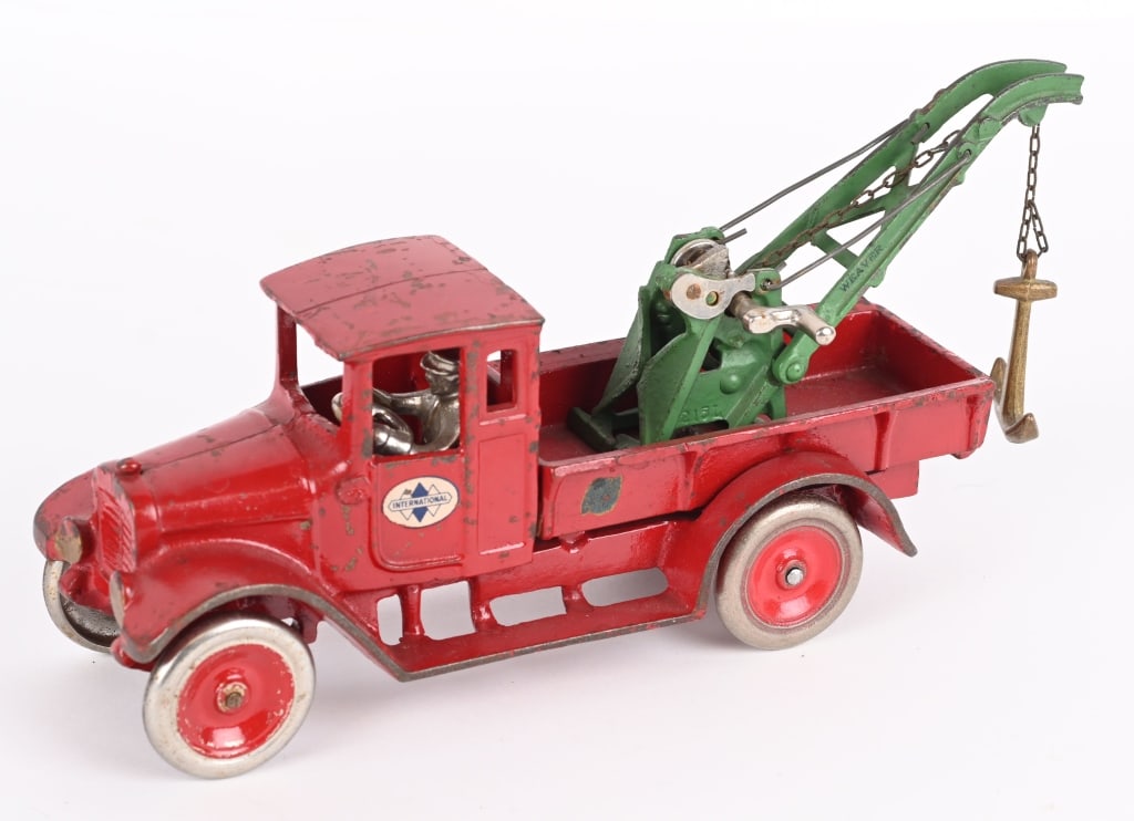 ARCADE CAST IRON INTERNATIONAL WRECKER (1 of 5)