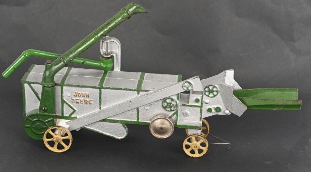 VINDEX CAST IRON JOHN DEERE THRESHER (1 of 6)