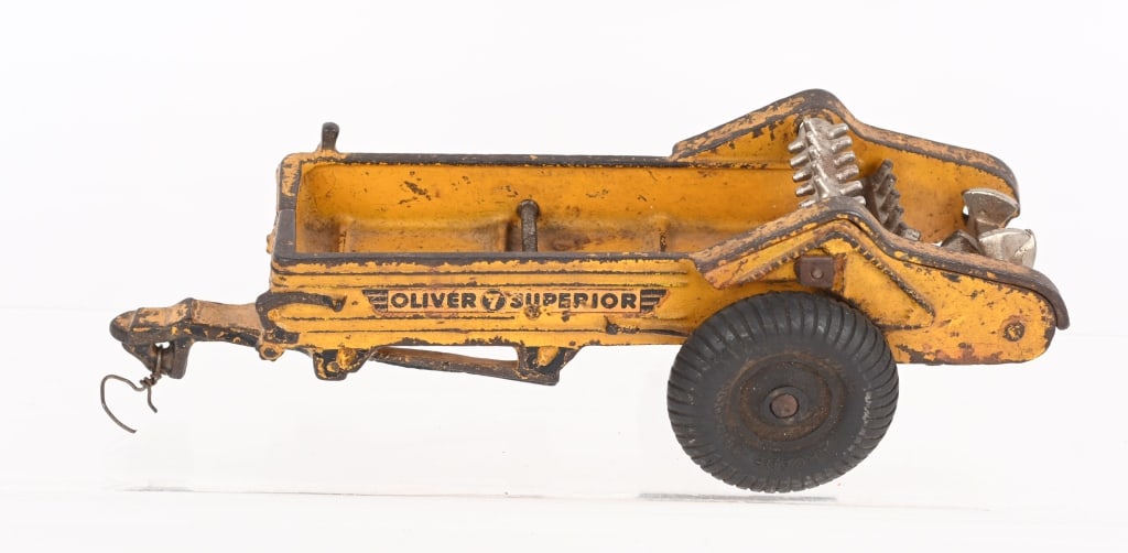 ARCADE CAST IRON OLIVER SUPERIOR MANURE SPREADER (1 of 4)
