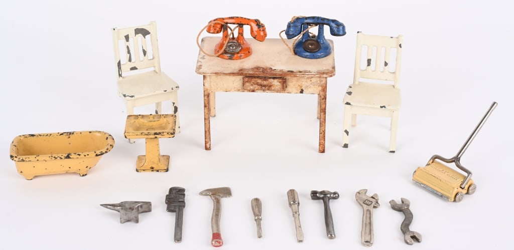 LOT OF CAST IRON ITEMS (1 of 5)