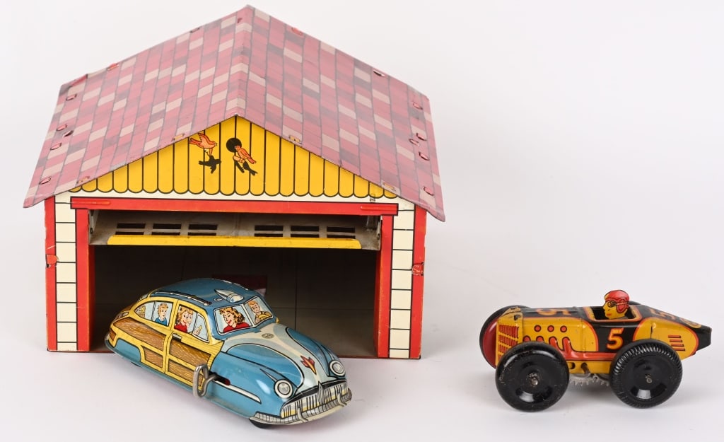 MARX AUTOMATIC GARAGE w/ CAR & #5 RACER (1 of 5)