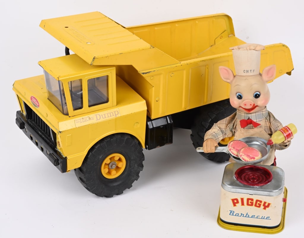 TONKA DUMP TRUCK & BATTERY OP PIGGY CHEF: Both all original condition. Chef did not work when tested. 18" Excellent