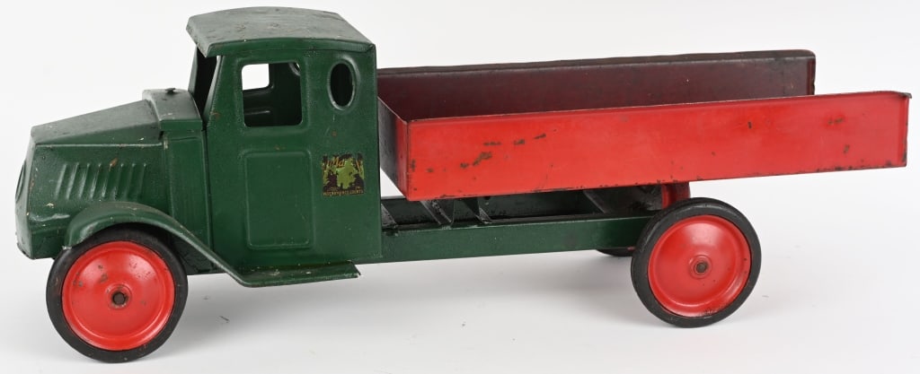 STEELCRAFT BULLDOG MACK DUMP TRUCK: Original truck that has been repainted. Missing gate. 25" Very Good