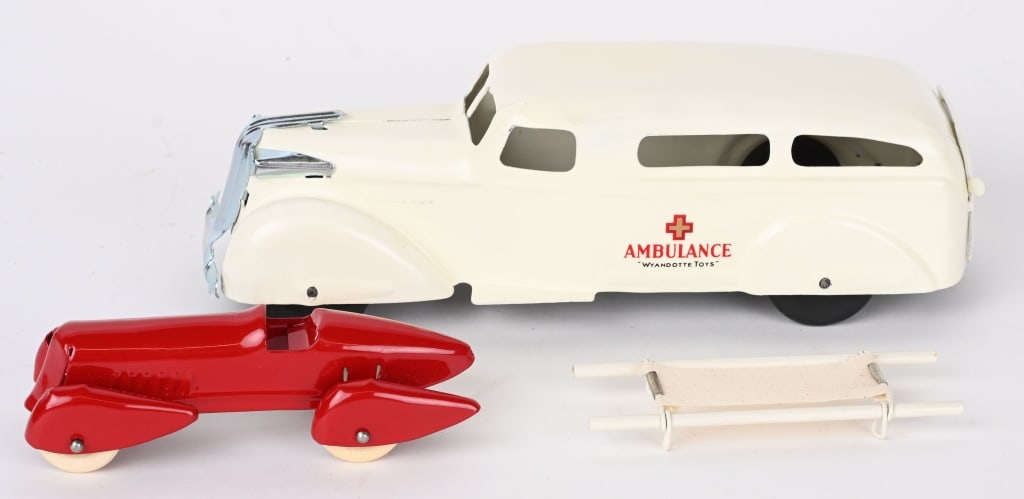 WYANDOTTE PRESSED STEEL AMBULANCE & RACE CAR (1 of 5)