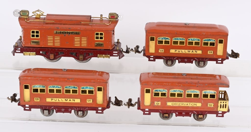 LIONEL 253 O GAUGE ENGINE & 3 CARS: All original et includes 253 engine, 2- 529 Pullman cars and a 530 Observation car. Untested. Very Good-Excellent