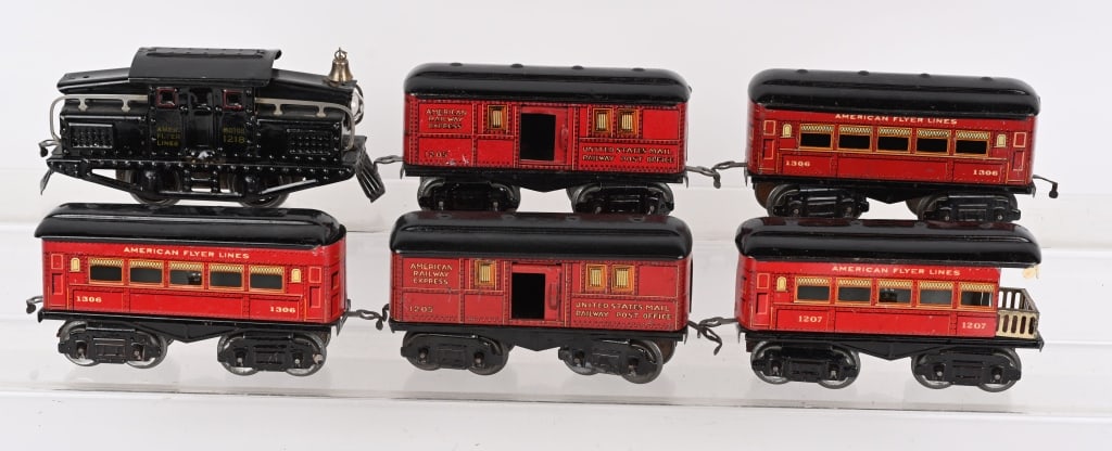AMERICAN FLYER 1218 O GAUGE & CARS: Lot includes 1218 engine, along with 2-1205, 1207, and 2-1306. Untested. Excellent