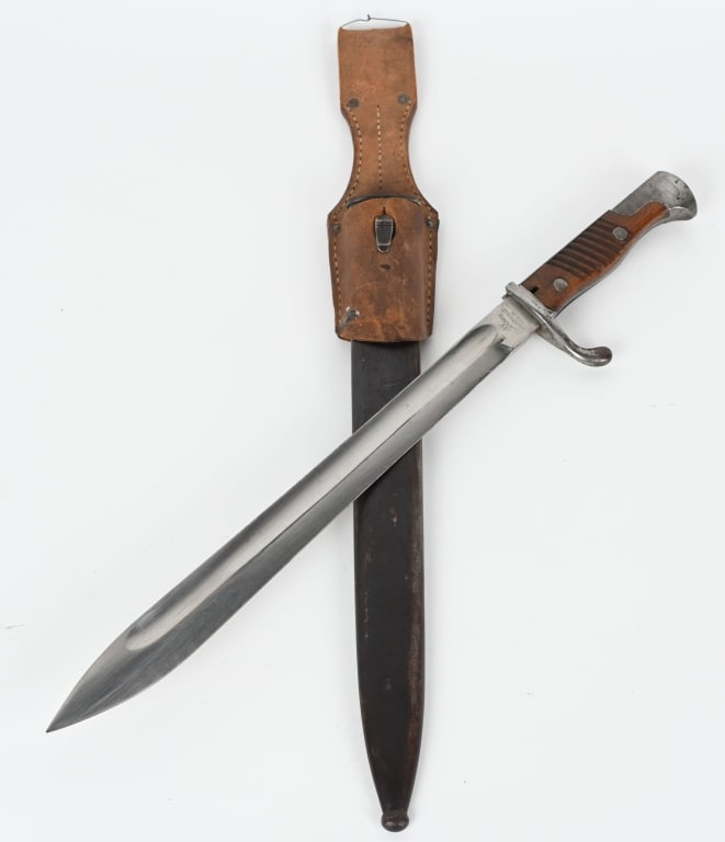 WW1 IMPERIAL GERMAN S98/05 nA COMBAT BAYONET WWI: A second pattern model 1898/05 bayonet, with the flash guard along the back of its grips introduced in 1915, known as the S 98/05 nA ("Seitengewehr 98/05 neuer Art," or, Bayonet ?98/?05 new Pattern). 