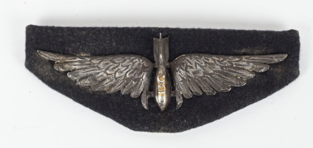 WW1 US ARMY AIR SERVICE BOMBER WINGS WWI: WWI US Army Air Service Bomber Wings measuring 3 1/2 inches with the backing Nice feathering to the wings with a aerial bomb to its center. Horizontal pin and catch to the reverse. Very good.