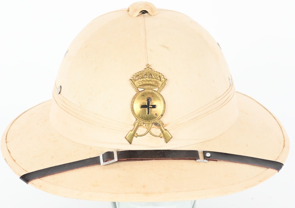 WWII ITALIAN M1935 INFANTRY OFFICERS PITH HELMET: This is a very nice WWII Italian Officers Model 1928 Tropical Pith Helmet issued with Infantry Training Regiment Device. Original leather sweatband is missing. The shape of the helmet is in excellent 