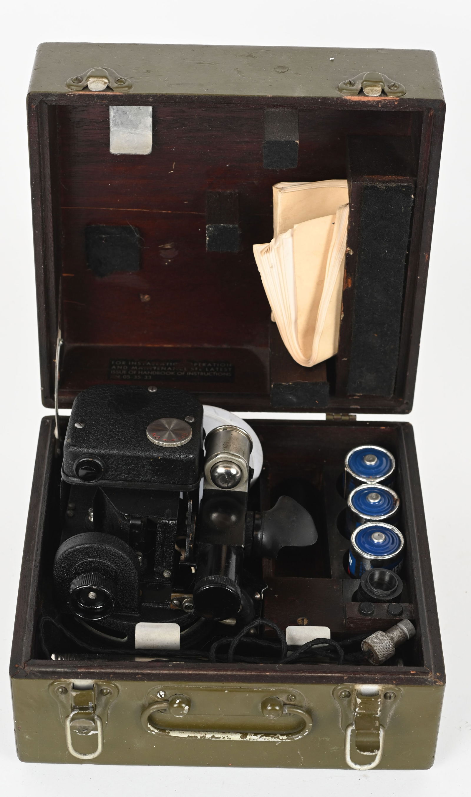 WWII US ARMY AIR CORPS AIRCRAFT SEXTANT TYPE A-10A: A very nice, working, WWII vintage aircraft A-10A bubble sextant in its original wooden case with mounting hook and battery-power accessory for nighttime illumination used for celestial navigation. ?U