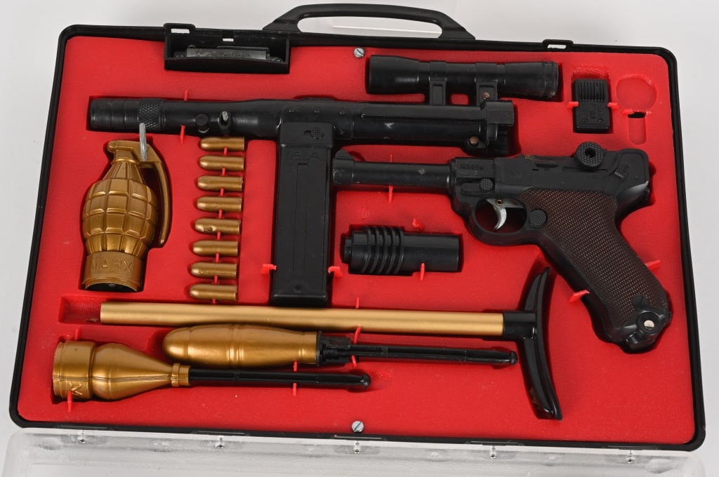 MARX INTERNATIONAL SECRET AGENT SET: Marx International Secret Agent 07-11 Set. looks all complete except the Key. Comes in case with tag. 14" Excellent