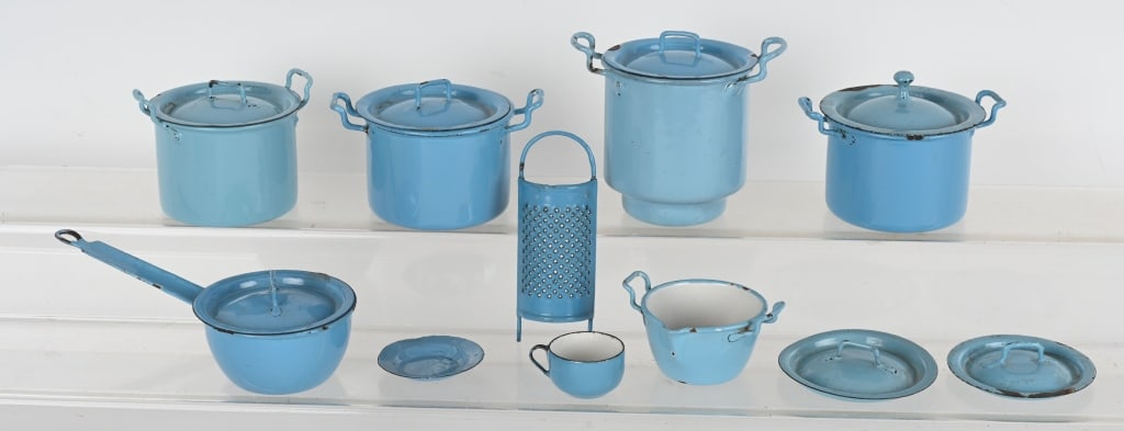 LOT OF BLUE ENAMEL WARE CHILD'S COOKWARE (1 of 3)
