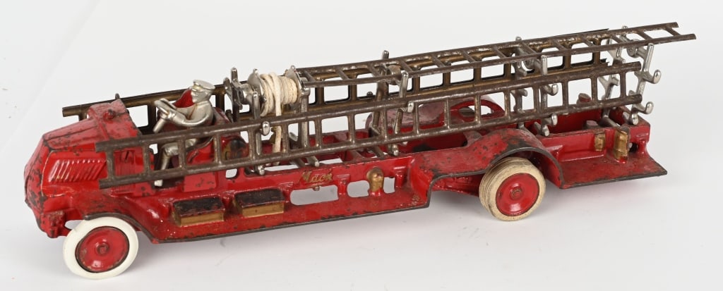 ARCADE CAST IRON MACK FIRE LADDER TRUCK (1 of 5)