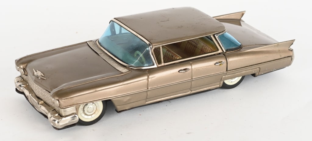 BANDAI TIN FRICTION CADILLAC SEDAN (1 of 6)