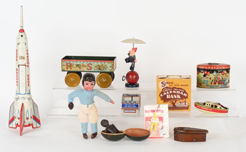 LOT OF VINTAGE TOYS (1 of 4)