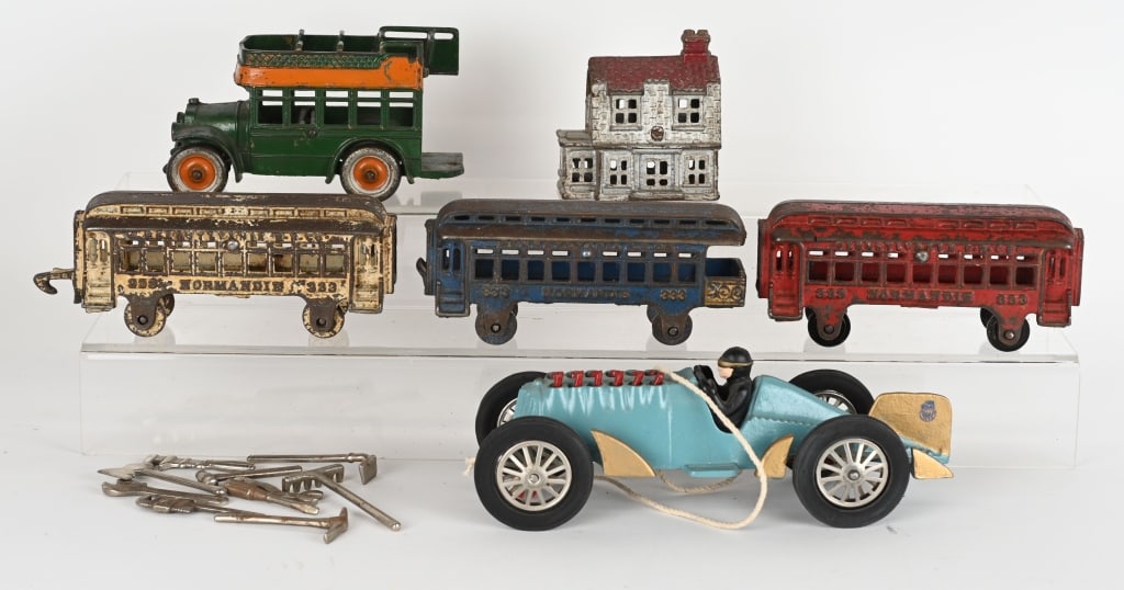 LOT OF VINTAGE CAST IRON TOYS (1 of 4)