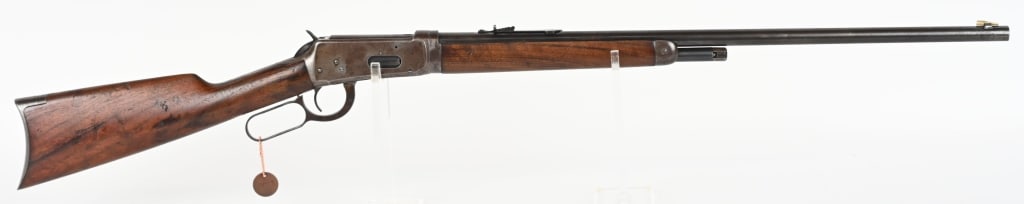 WINCHESTER MODEL 94 TAKEDOWN .32-40 WIN: SERIAL NUMBER: 929992. BARREL: 26". CALIBER: .32-40 WIN. MANUFACTURED: 1923. Take down model, with a full round barrel and half magazine tube. Standard markings and features. Brass front sight, with v