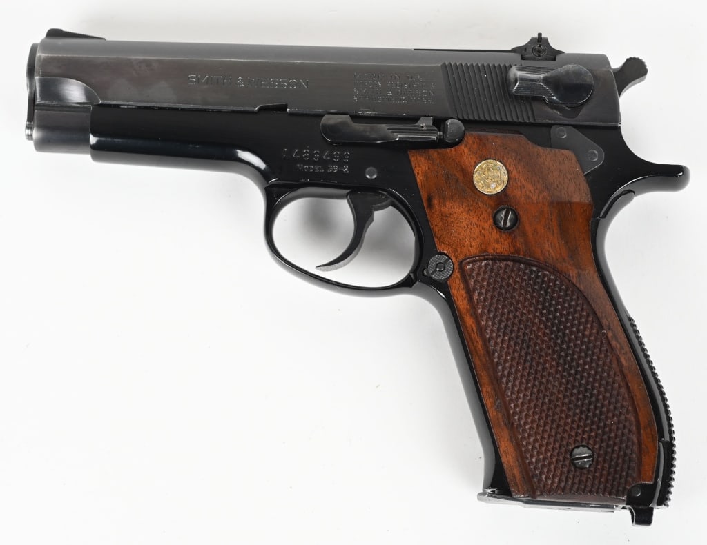 SMITH & WESSON MODEL 39-2 SEMI AUTO PISTOL IN 9MM: SERIAL NUMBER: A489499. BARREL: 4". CALIBER: 9MM LUGER. MANUFACTURED: 1978. Standard markings and features. Factory blade front sight and adjustable u-notch rear. Original blued finish, alloy frame, a
