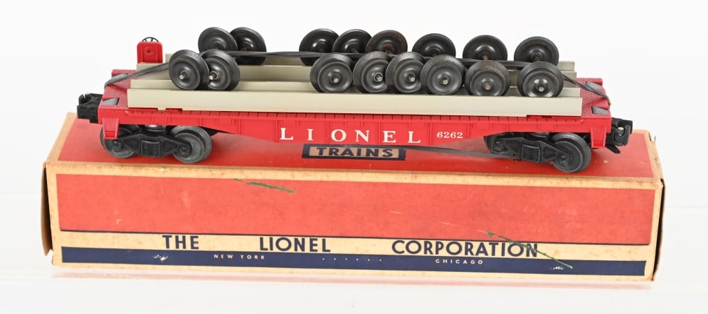 LIONEL 6262 FLAT CAR RED FRAME, w/ BOX: Lionel red frame 6262 with wheel load. Excellent-Near Mint