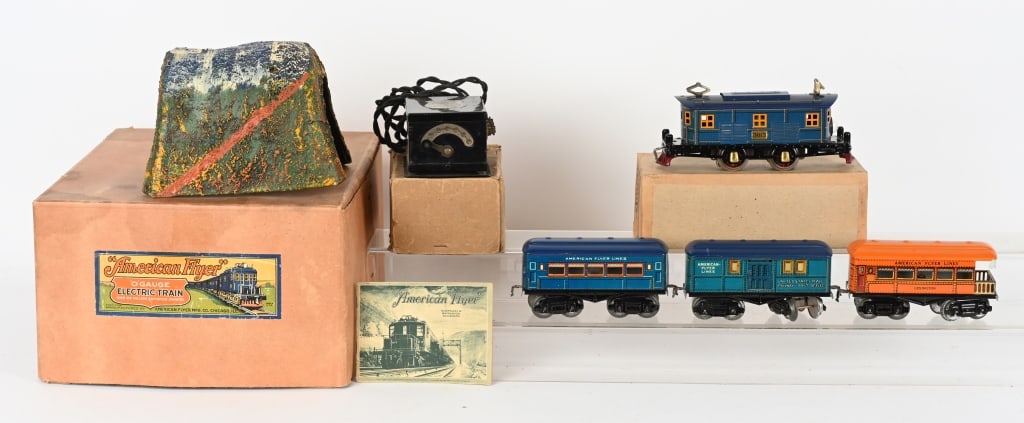 AMERICAN FLYER SET, 3013 ENGINE, 3 CARS BOXED: Includes 3013 Engine, Baggage car, Passenger car, observation car, composition tunnel, transformer and track. The engine and transformer are boxed. Includes set box. Excellent