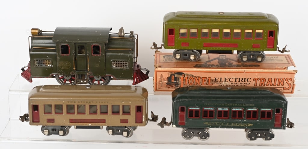 LIONEL 38 ENGINE & 3 CARS: Includes 38 Engine, and 3 passenger cars, one with box. Very Good-Excellent