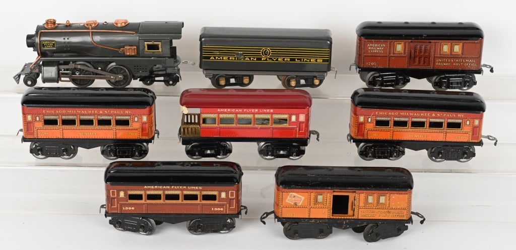 AMERICAN FLYER 1121 LOCOMOTIVE, TENDER & 6 CARS: Includes 1121 Locomotive, Tender, and cars Nos: 2-1206, 2-1205, 1306 and 1207. Very Good-Excellent
