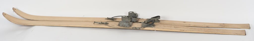 WWII US ARMY SNOW SKIES 10TH MOUNTAIN DIV WW2: WWII 10th Mountain Division 1943 Pair of Wooden US Army Snow Skis. Embossed NORTHLAND of Laconia NH US 3-43 All Original Vintage Pair of WWII Snow Skis with original painted white finish, in excellent