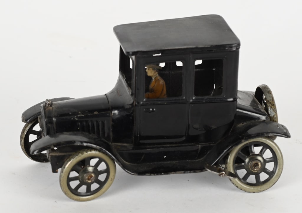 BING TIN WINDUP FORD MODEL T COUPE (1 of 5)