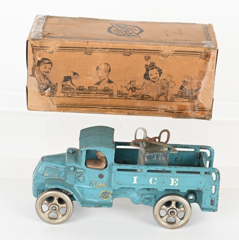 ARCADE CAST IRON MACK ICE TRUCK w/ BOX (1 of 10)