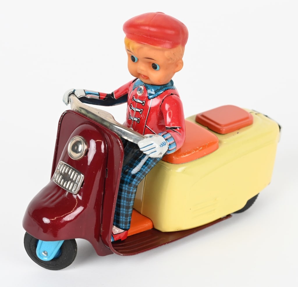 JAPAN TIN FRICTION SCOOTER (1 of 4)