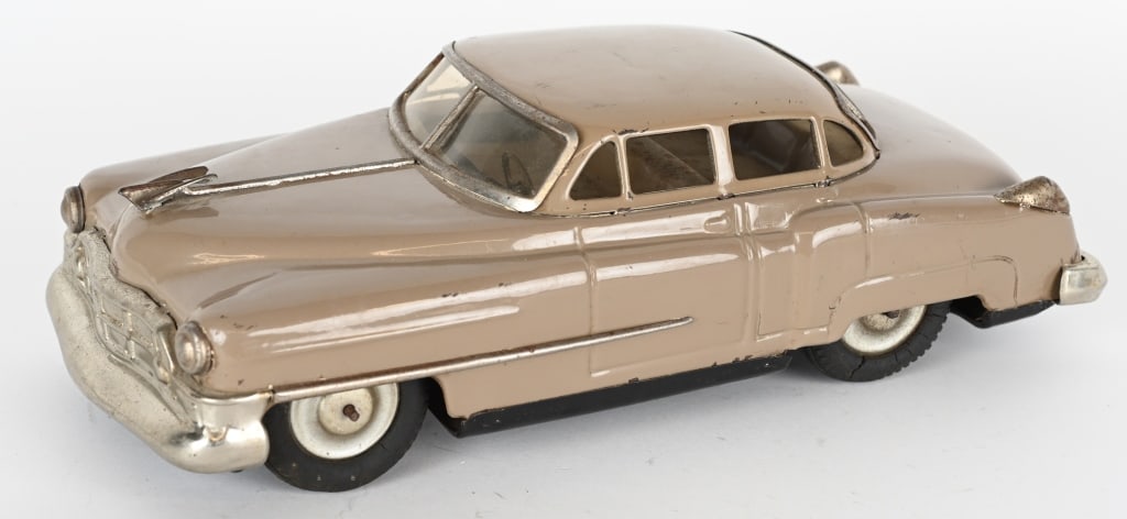 JAPAN TIN FRICTION CADILLAC SEDAN (1 of 5)